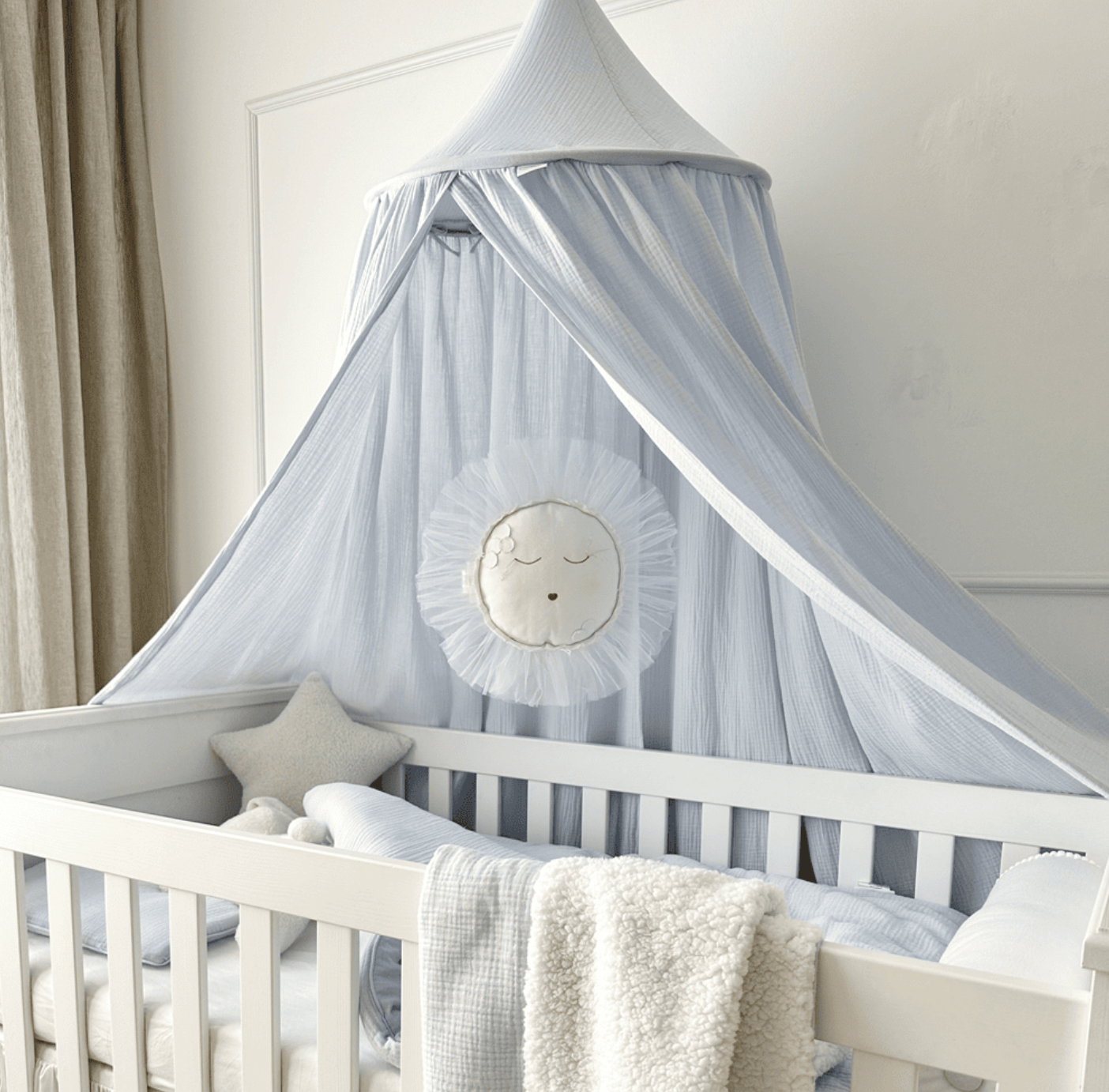 Cotton & Sweets Baldachin aus Bio-Musselin in hellblau hängt über dem Babybett