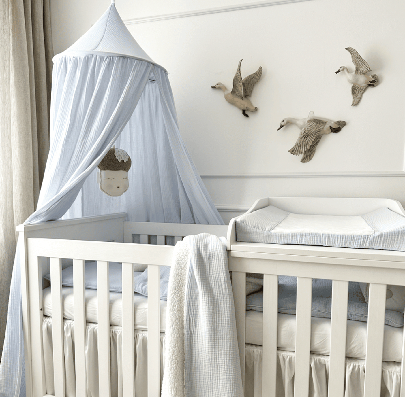 Cotton & Sweets Baldachin aus Bio-Musselin in hellblau mit Baby Mobile