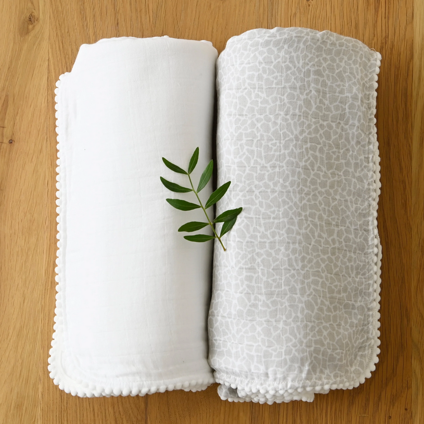 Pucktuch Set Pom Pom aus aus Bio-Baumwolle & Bambus pearl & giraffe grey