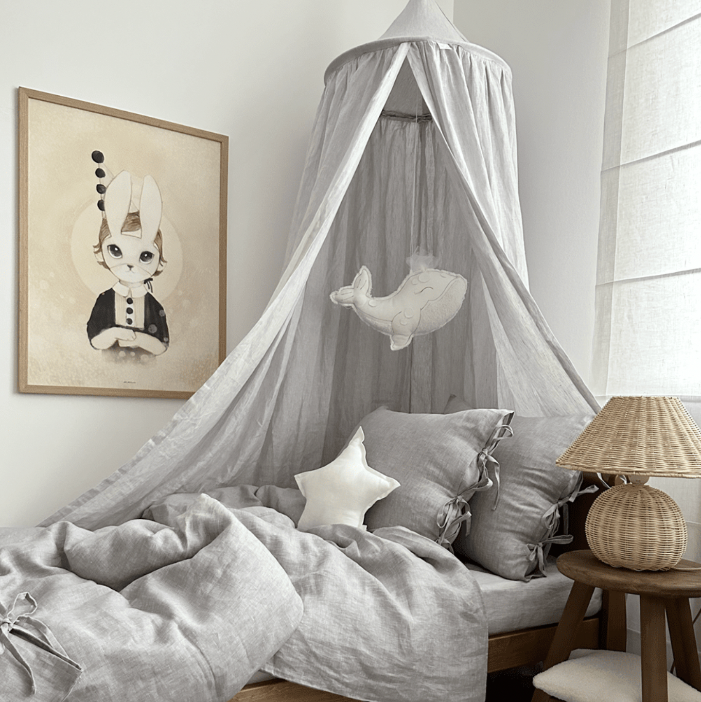 Baby Deko-Mobile Wal weiß unter dem grauen Baldachin