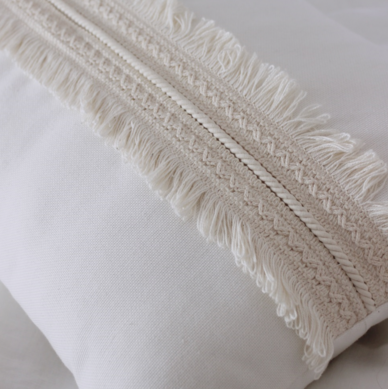 Rechteckiges Boho Kissen vanille mit Spitze