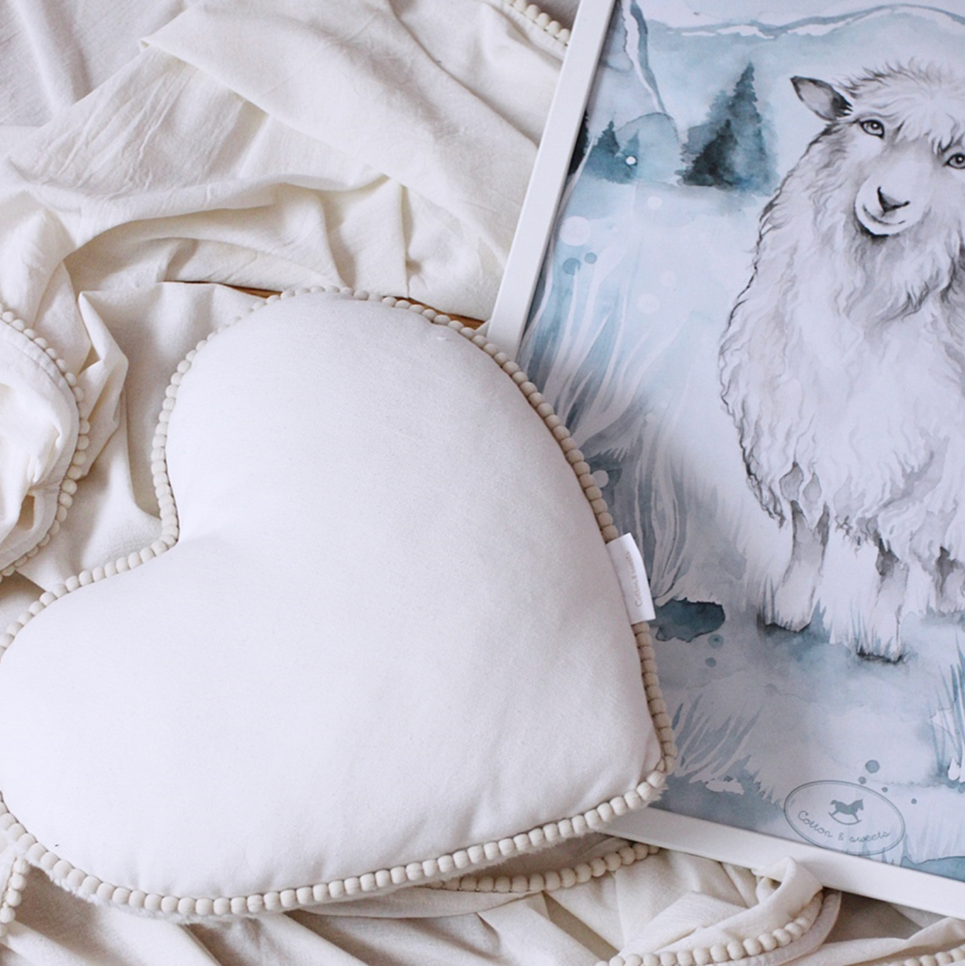 Dekokissen Herz Boho mit Pompoms vanille