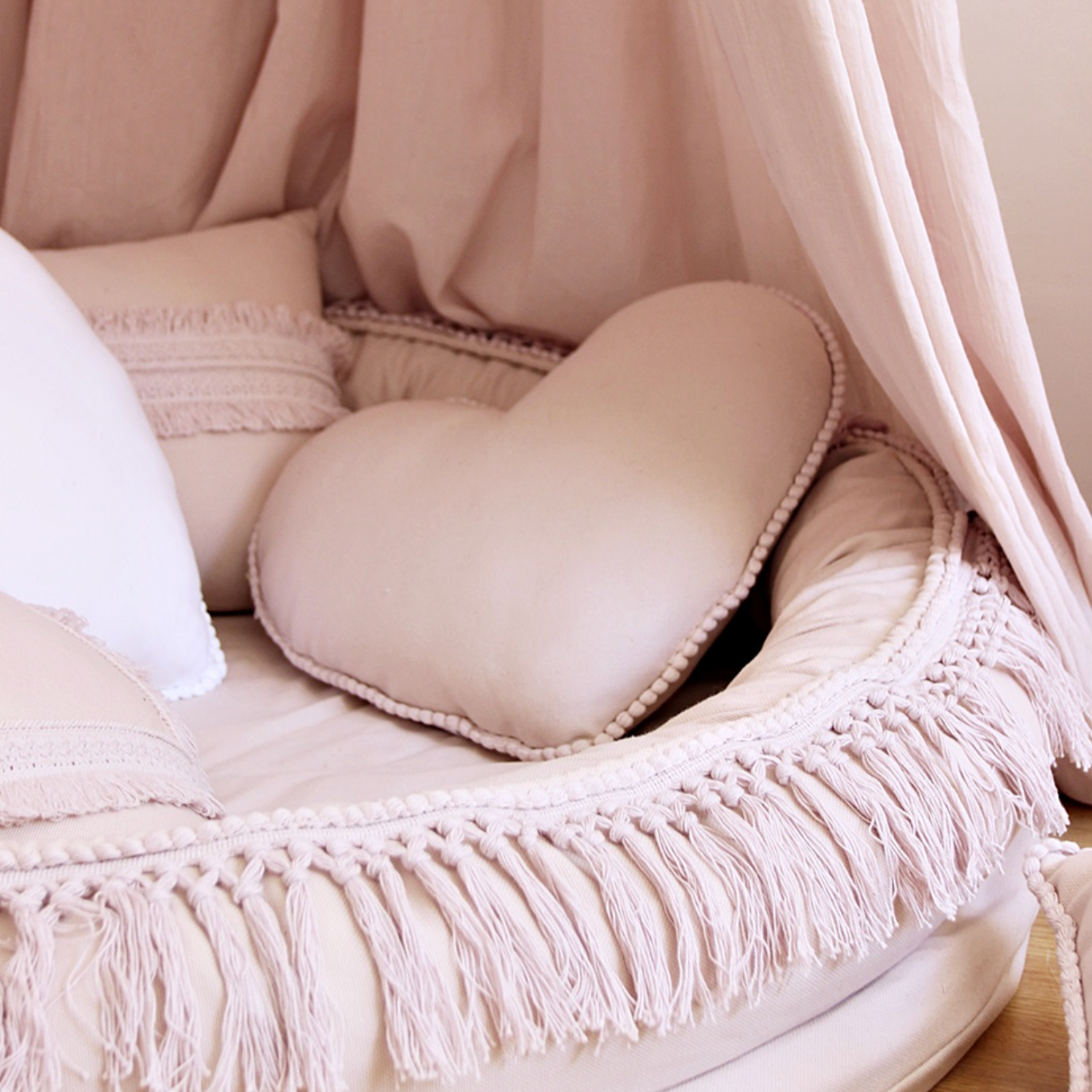 Dekokissen BOHO Herz mit Pompoms puderrosa