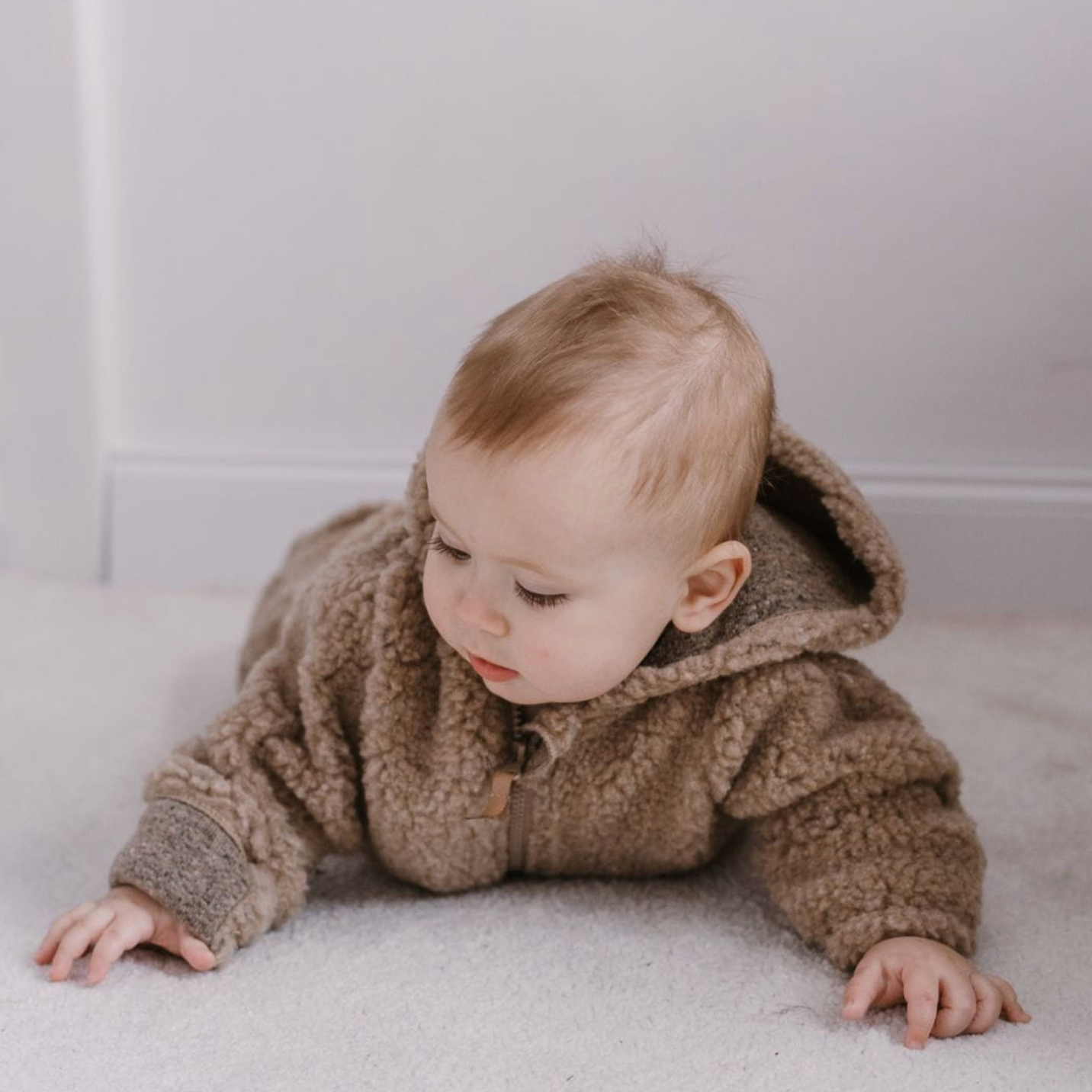 Baby Overall mit Kapuze aus Premium-Schafwolle braun