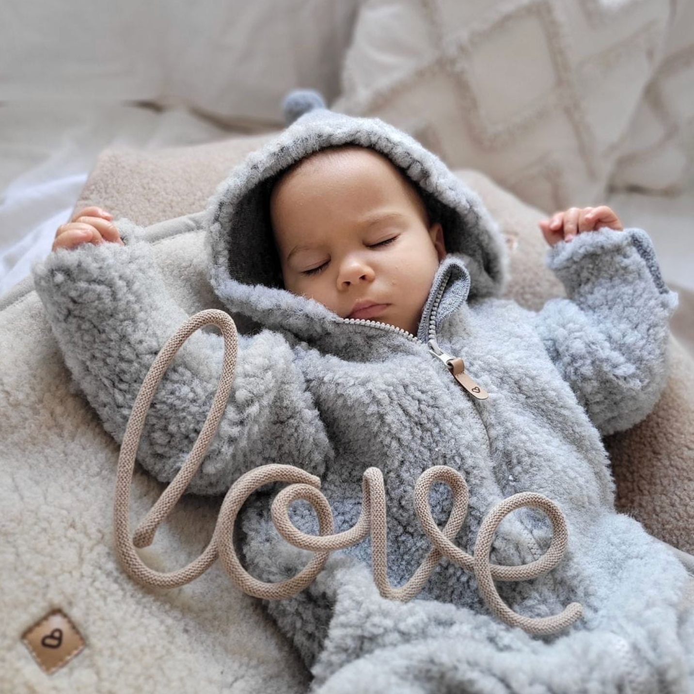 Baby Overall mit Kapuze aus Premium-Schafwolle grau