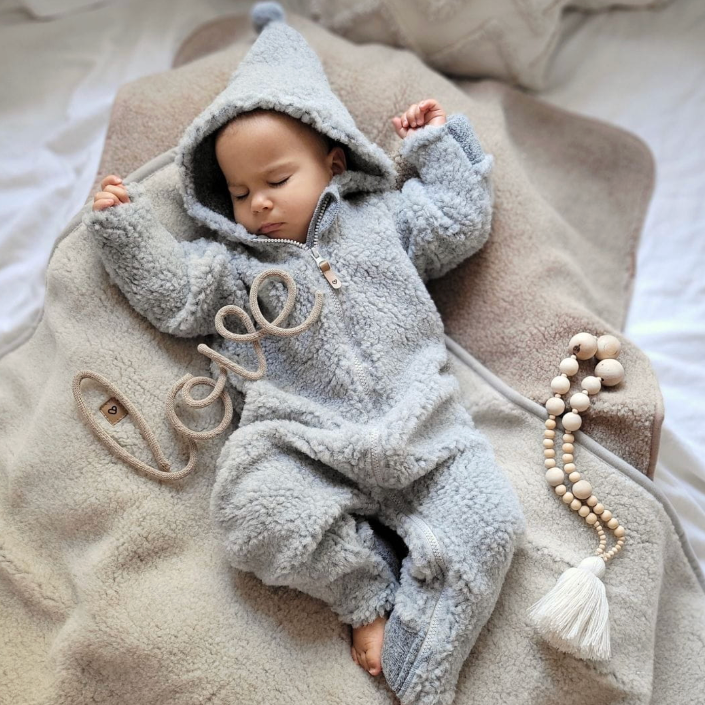 Baby Overall mit Kapuze aus Premium-Schafwolle grau
