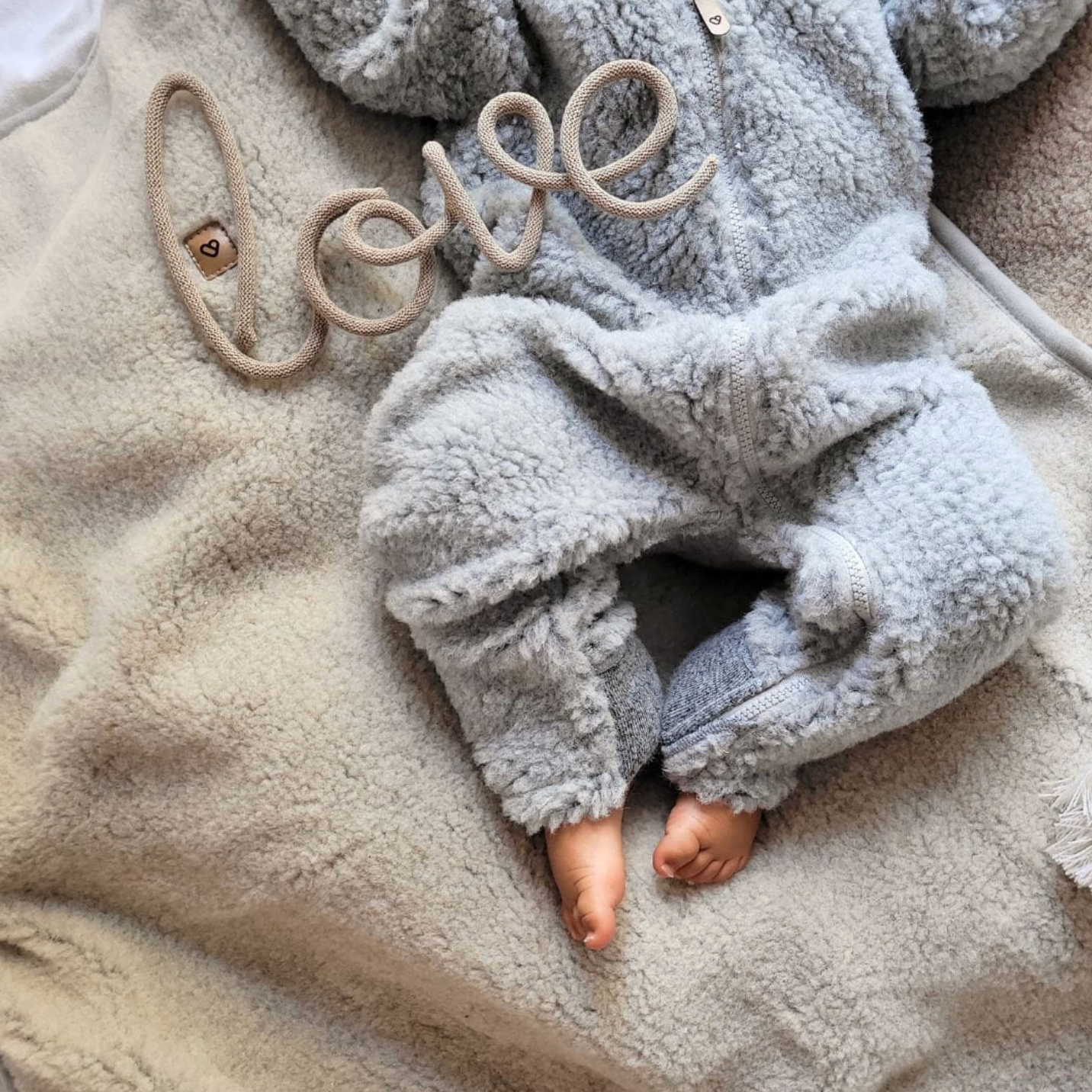Baby Overall mit Kapuze aus Premium-Schafwolle grau