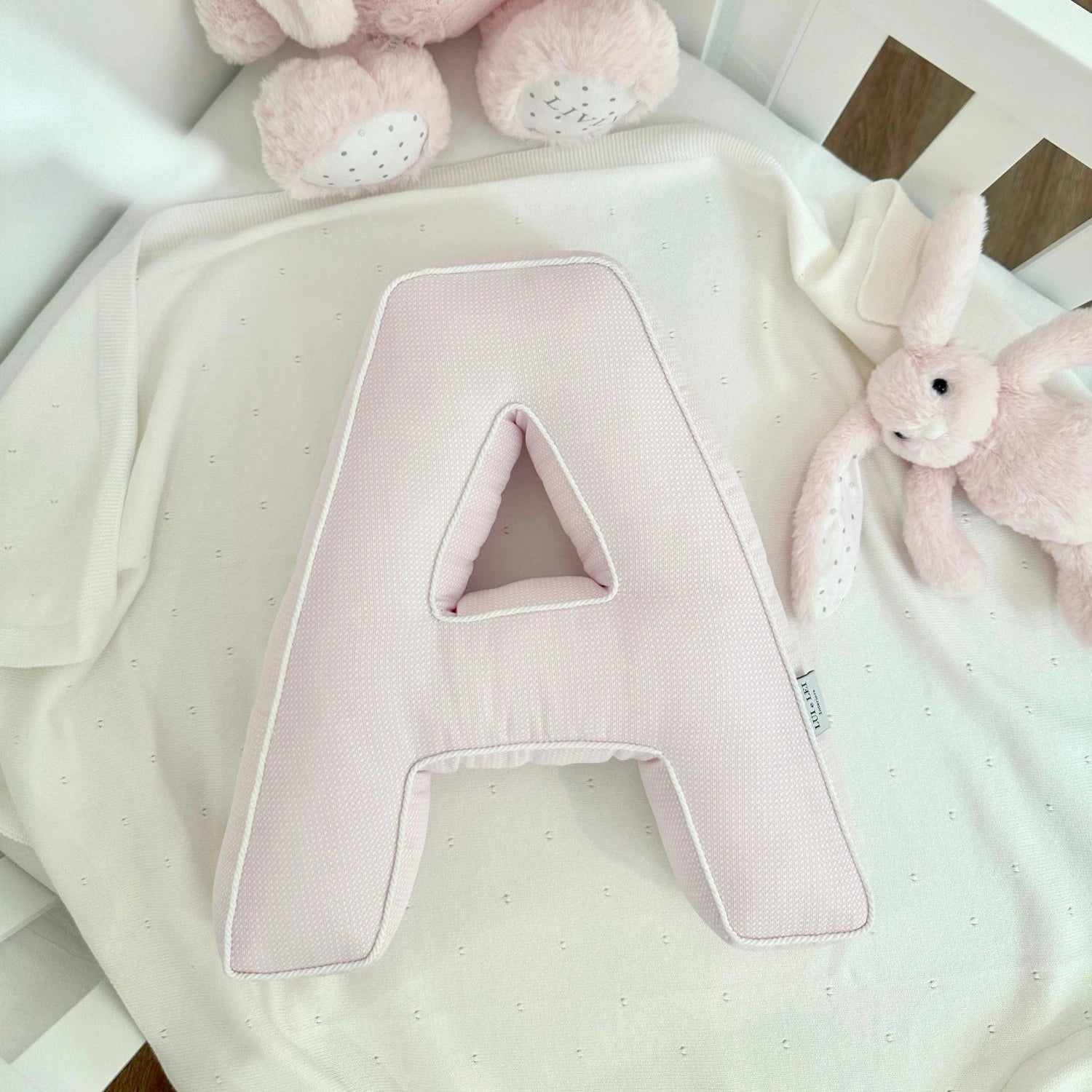 Kissen Buchstabe A für Kinderzimmer; Deko-Kissen Buchstaben hellrosa; Kinderzimmer Dekokissen rosa; Kinder Buchstabenkissen; harmony ambiente