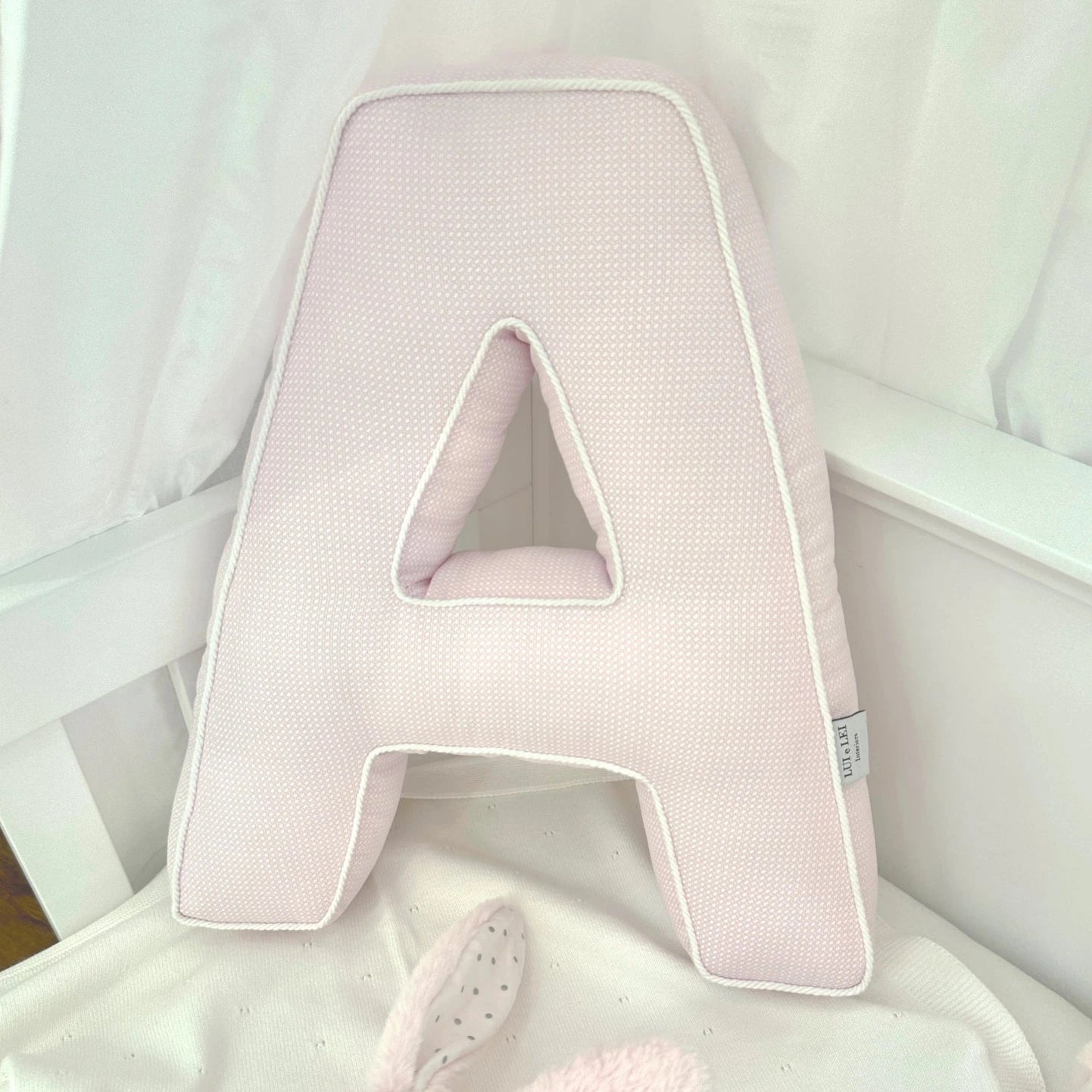 Dekokissen Buchstabe A für Kinderzimmer; Deko-Kissen Buchstaben hellrosa; Kinderzimmer Dekokissen rosa; Kinder Buchstabenkissen; harmony ambiente