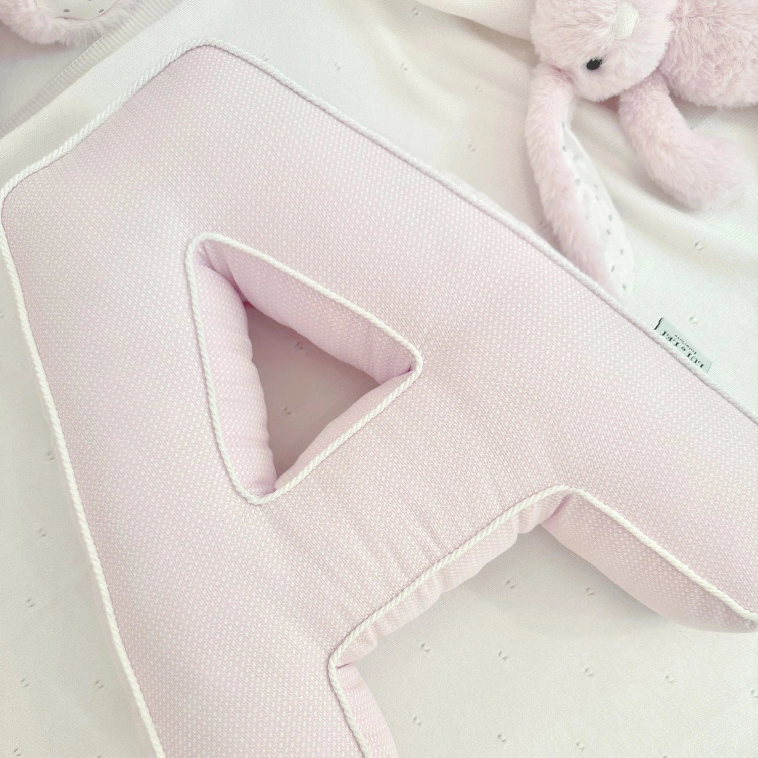 Dekokissen Buchstabe A für Kinderzimmer; Deko-Kissen Buchstaben hellrosa; Kinderzimmer Dekokissen rosa; Kinder Buchstabenkissen; harmony ambiente