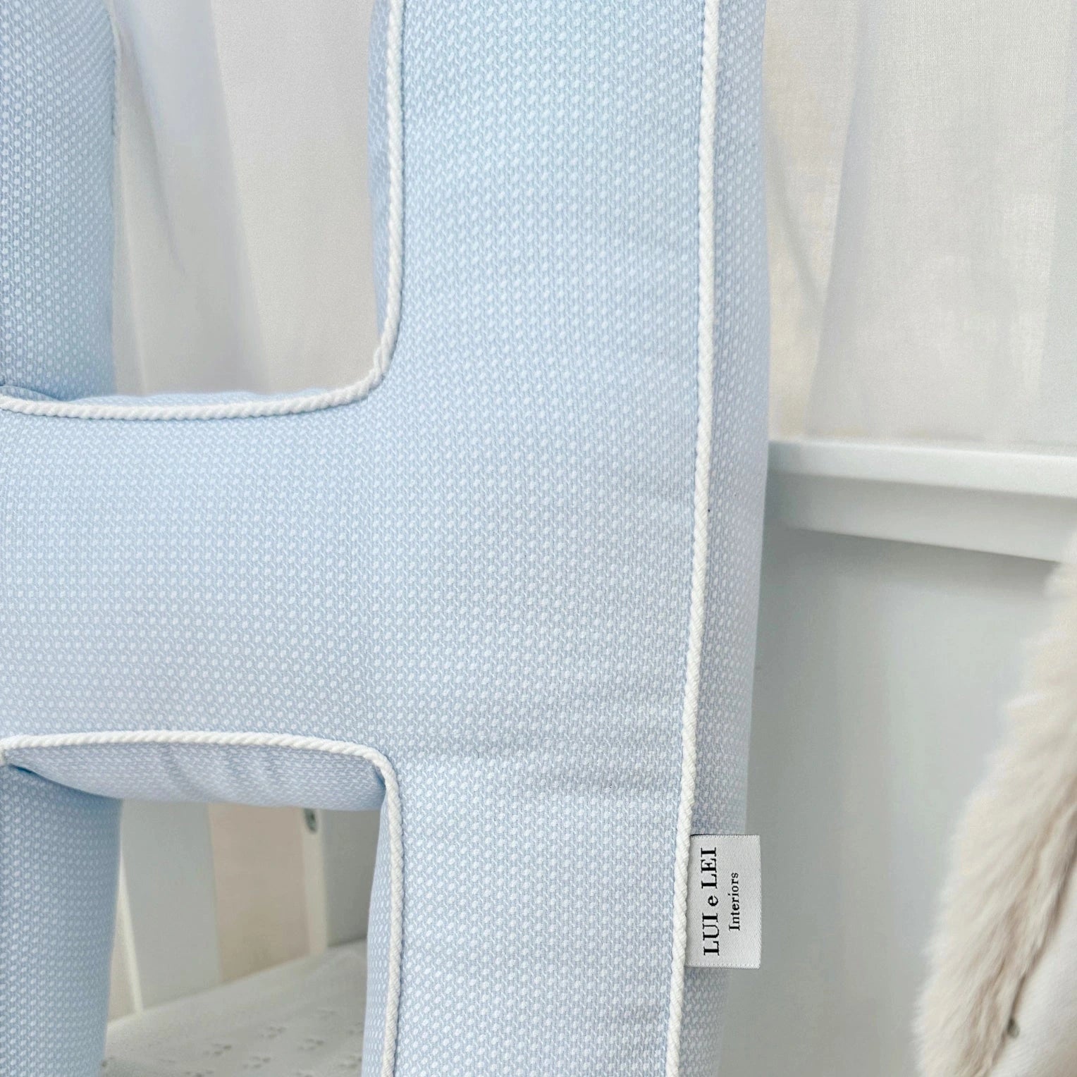 Dekokissen Buchstabe H für Kinderzimmer; Deko-Kissen Buchstaben hellblau; Kinderzimmer Dekokissen blau; Kinder Buchstabenkissen; harmony ambiente