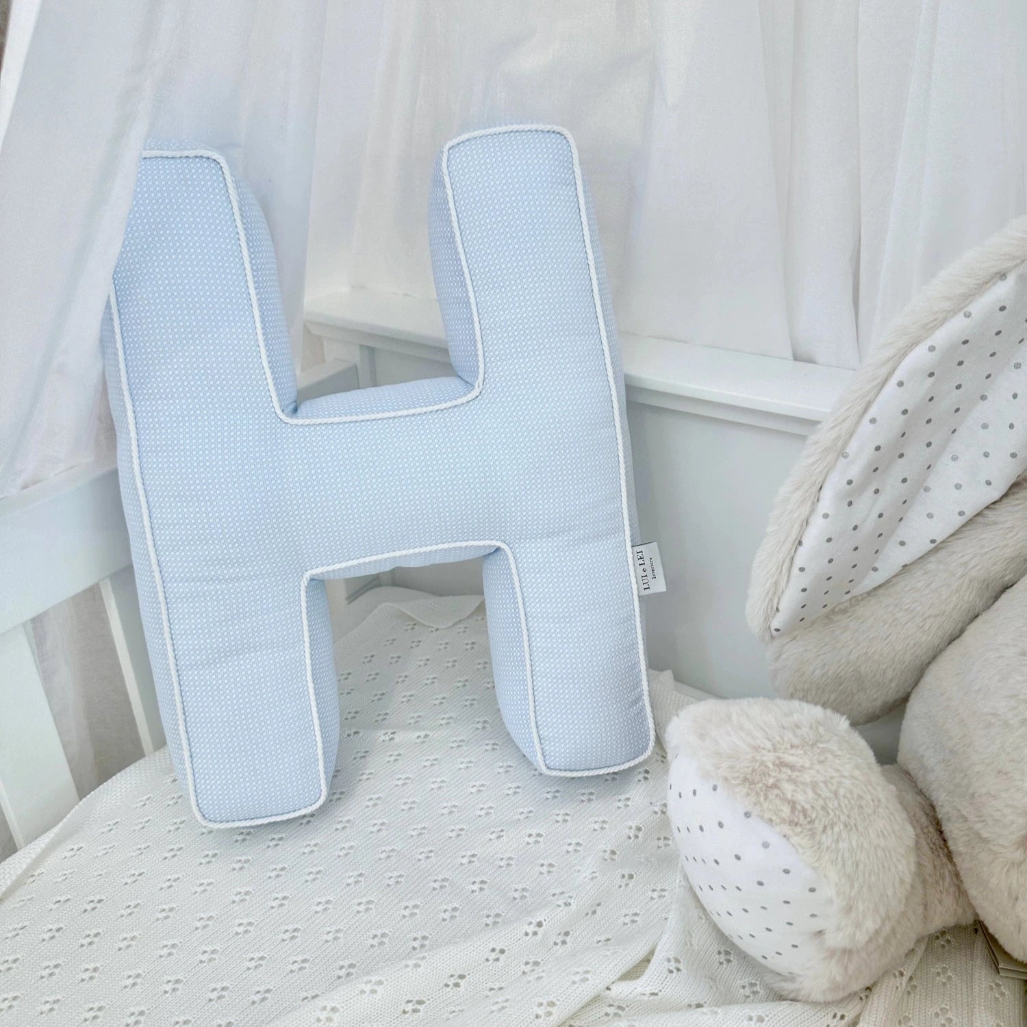 Dekokissen Buchstabe H für Kinderzimmer; Deko-Kissen Buchstaben hellblau; Kinderzimmer Dekokissen blau; Kinder Buchstabenkissen; harmony ambiente