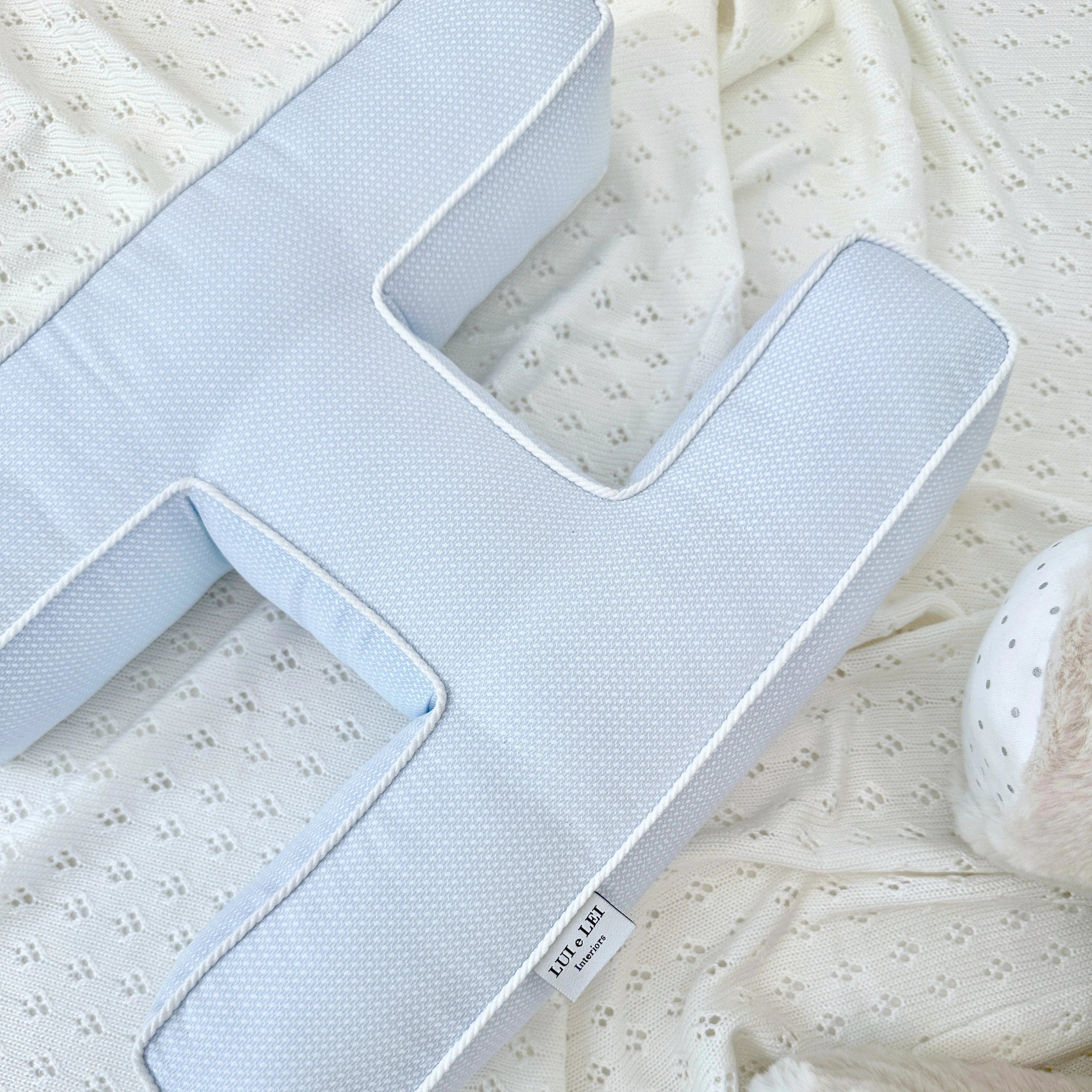 Dekokissen Buchstabe H für Kinderzimmer; Deko-Kissen Buchstaben hellblau; Kinderzimmer Dekokissen blau; Kinder Buchstabenkissen; harmony ambiente