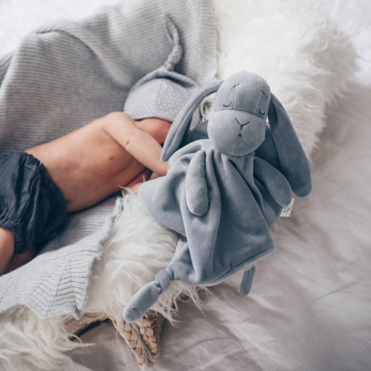 Baby mit Effiki Schmusetuch Doudou Hase grau