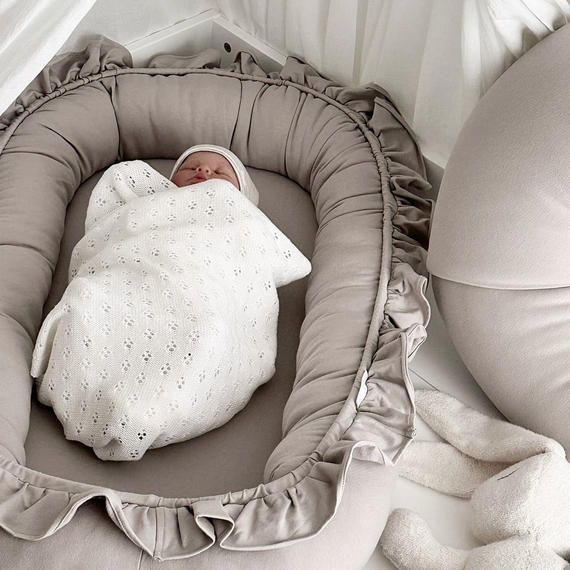 Babynest BASIC mit Rüsche dunkelbeige