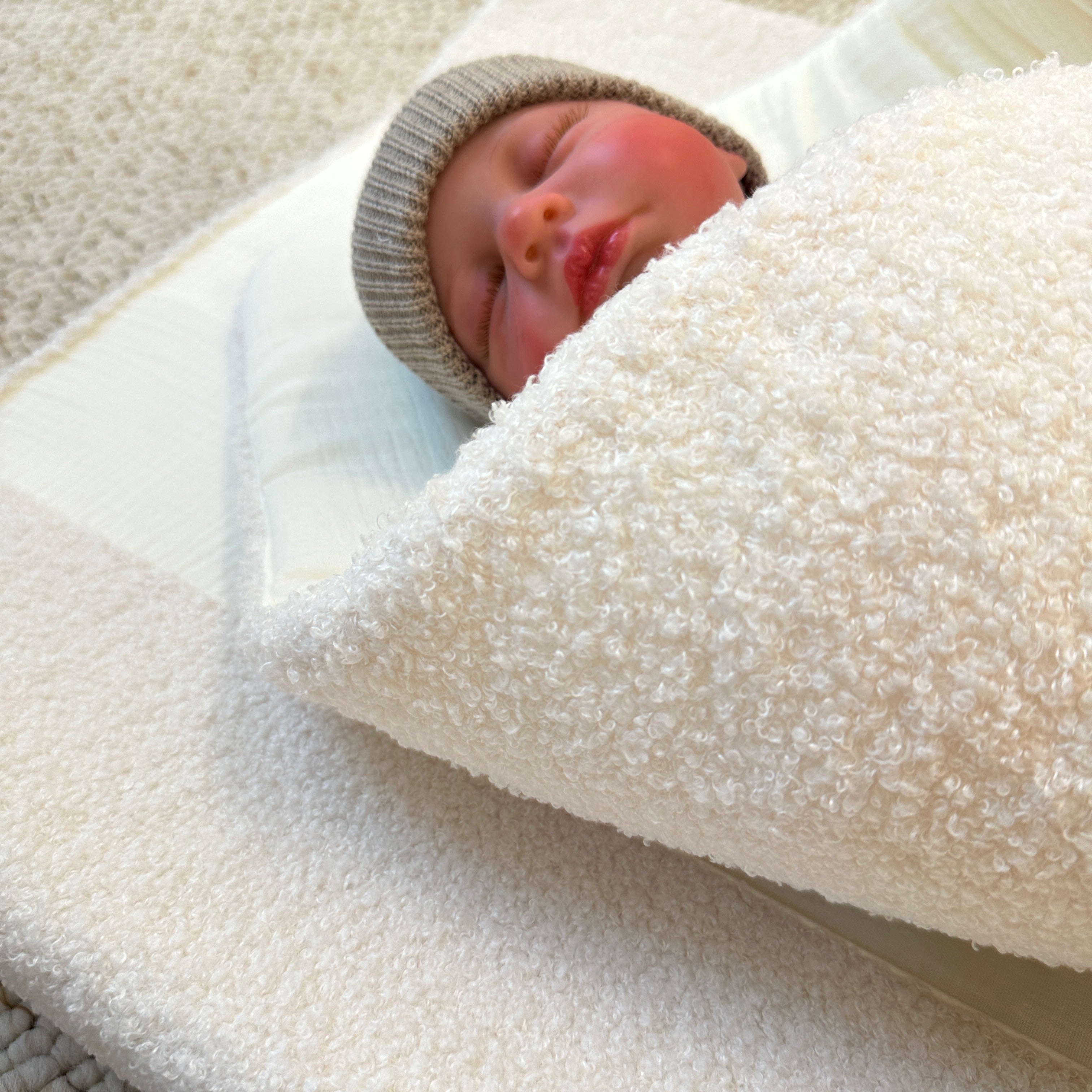 Wickelauflage LOVE YOU aus Bio-Baumwolle & Boucle vanille - LUI e LEI