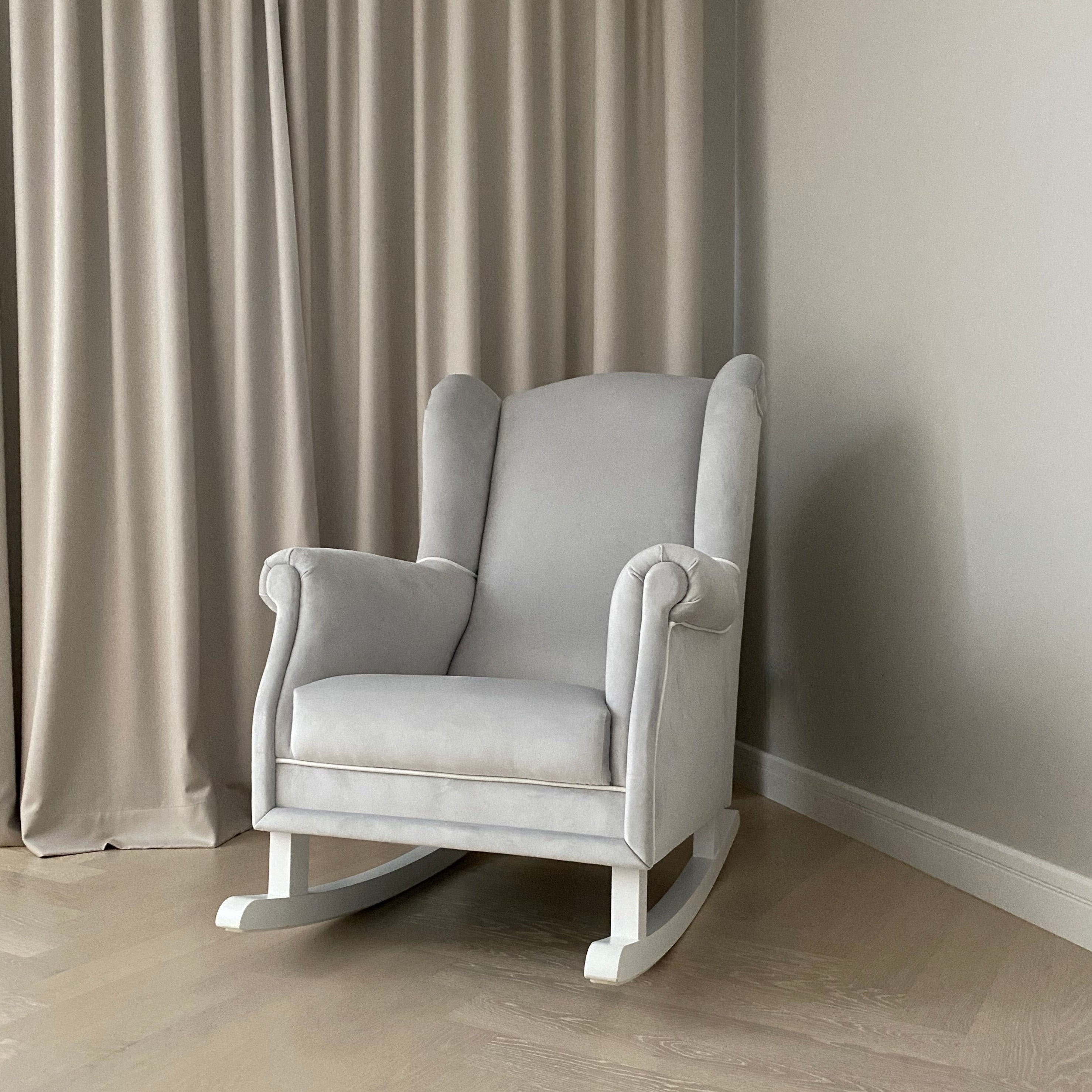 Schaukelstuhl Ohrensessel silbergrau von Lui e Lei Interiors