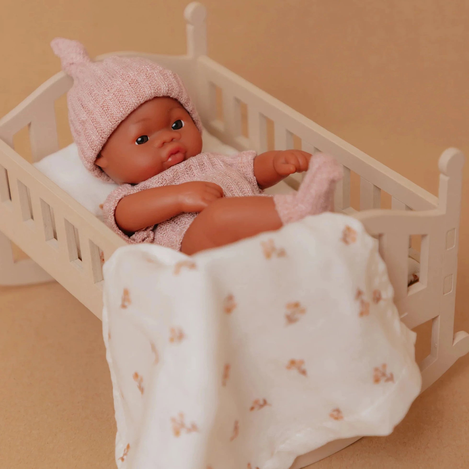 Mrs. Ertha Puppe Josie 20 cm mit Holzwiege