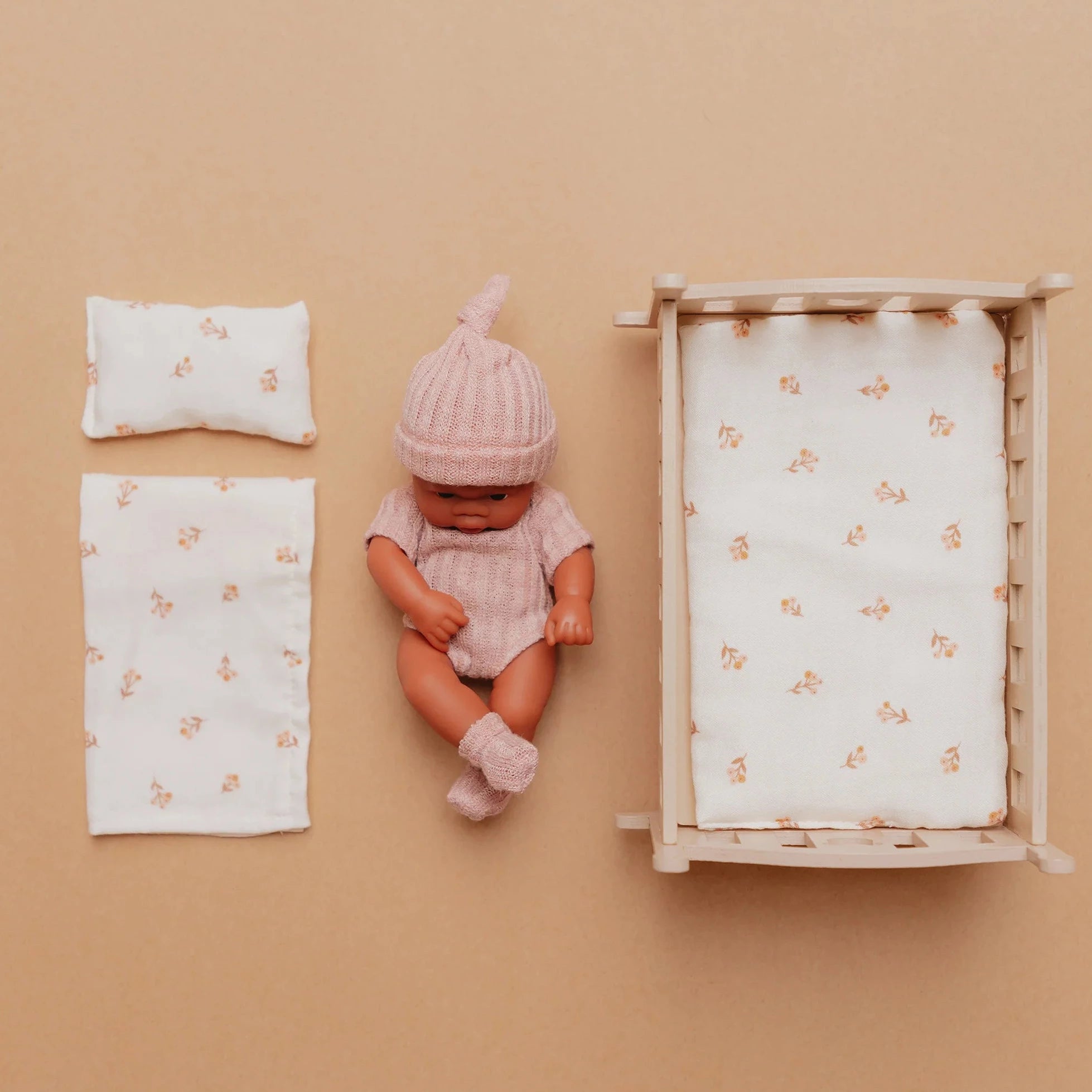 Baby Puppe Josie mit Schaukelwiege aus Holz