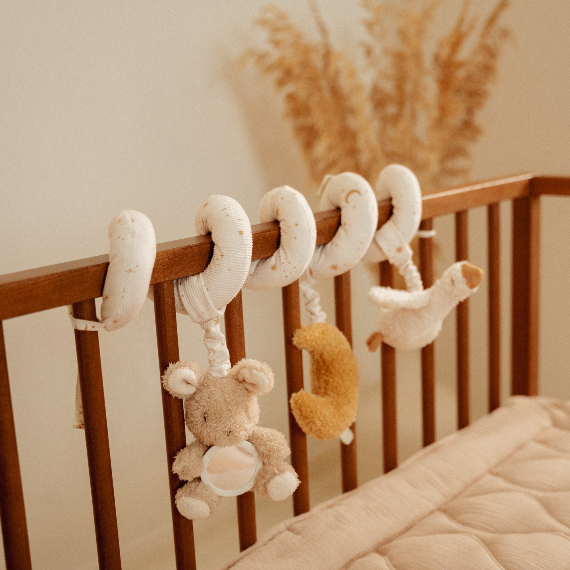 Little Dutch Aktivitätspirale Newborn Naturals am Babybett