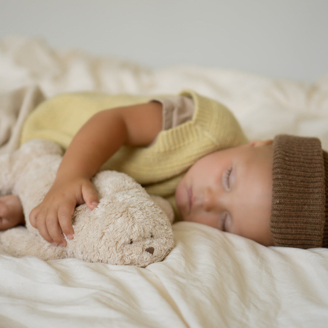 Kind schläft neben der Moonie Robbe