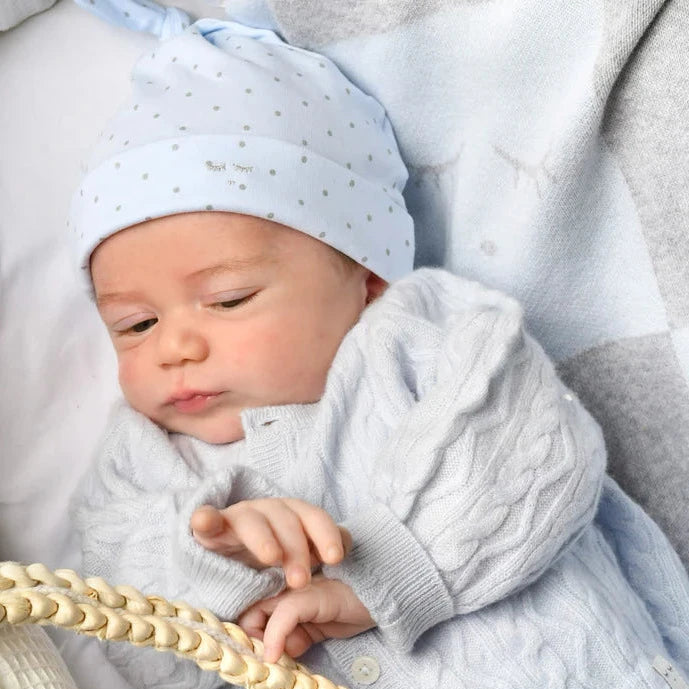 Süßes Baby mit blauer Mütze