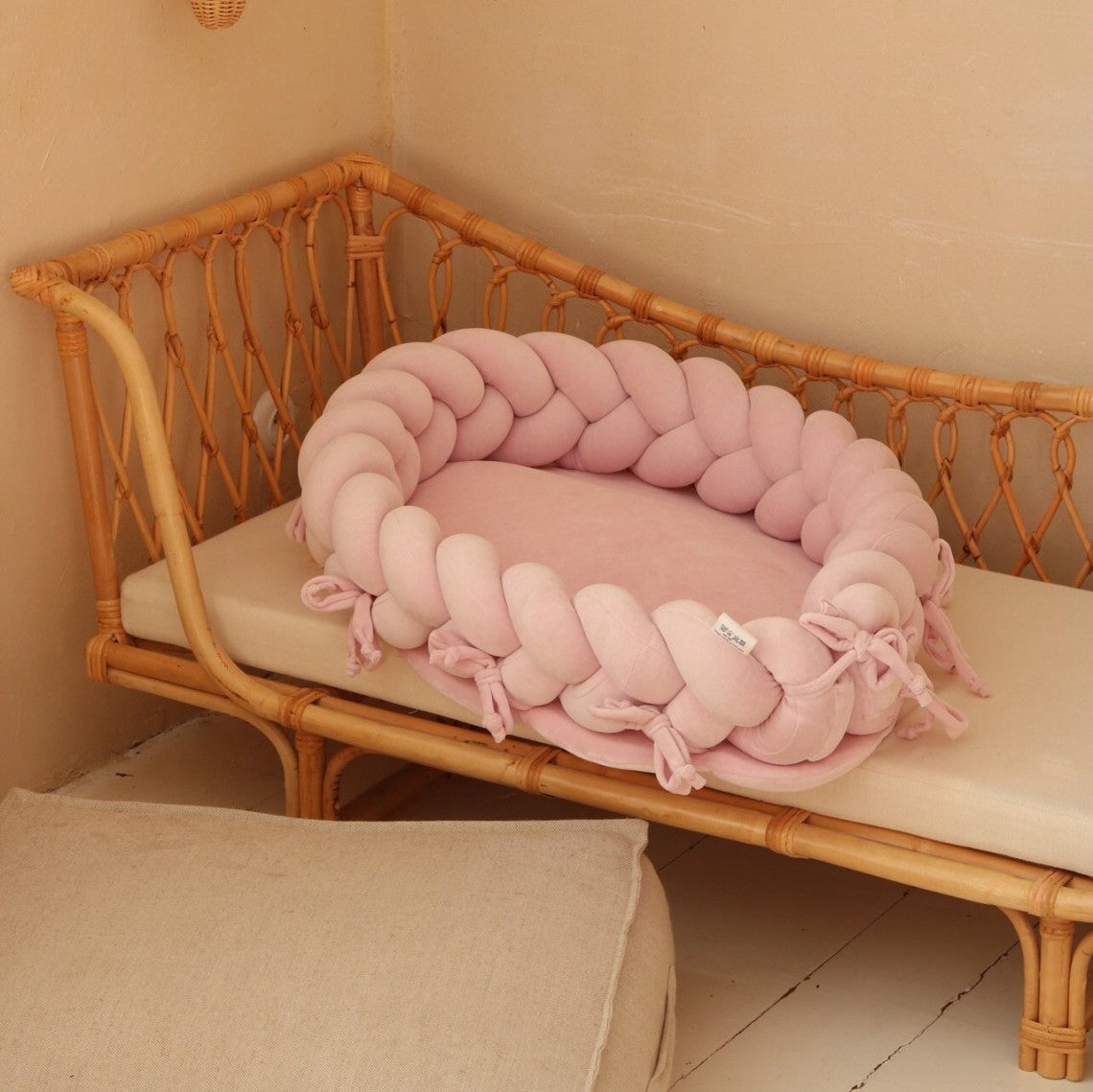 2 in 1 Babynest & Bettschlange Samt puderrosa