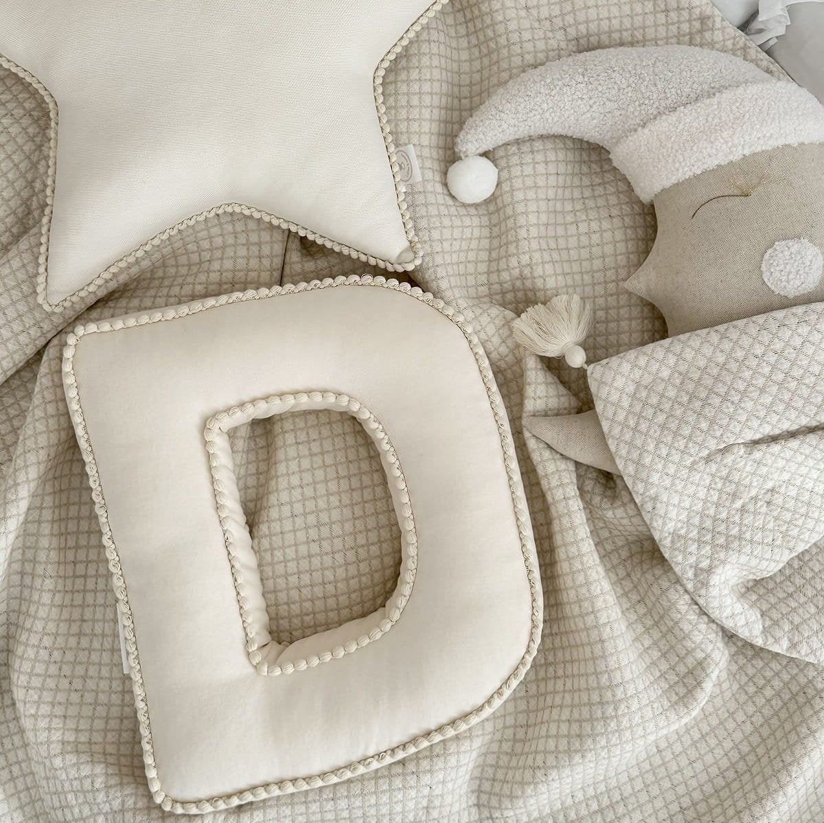 Personalisiertes Dekokissen Buchstabe in Boho-Stil - ideal als Geschenk