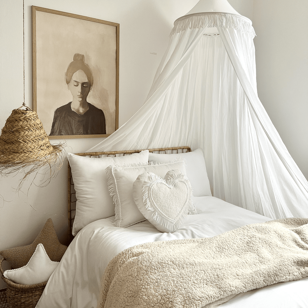 Weißer Betthimmel Boho mit Fransen im Kinderzimmer