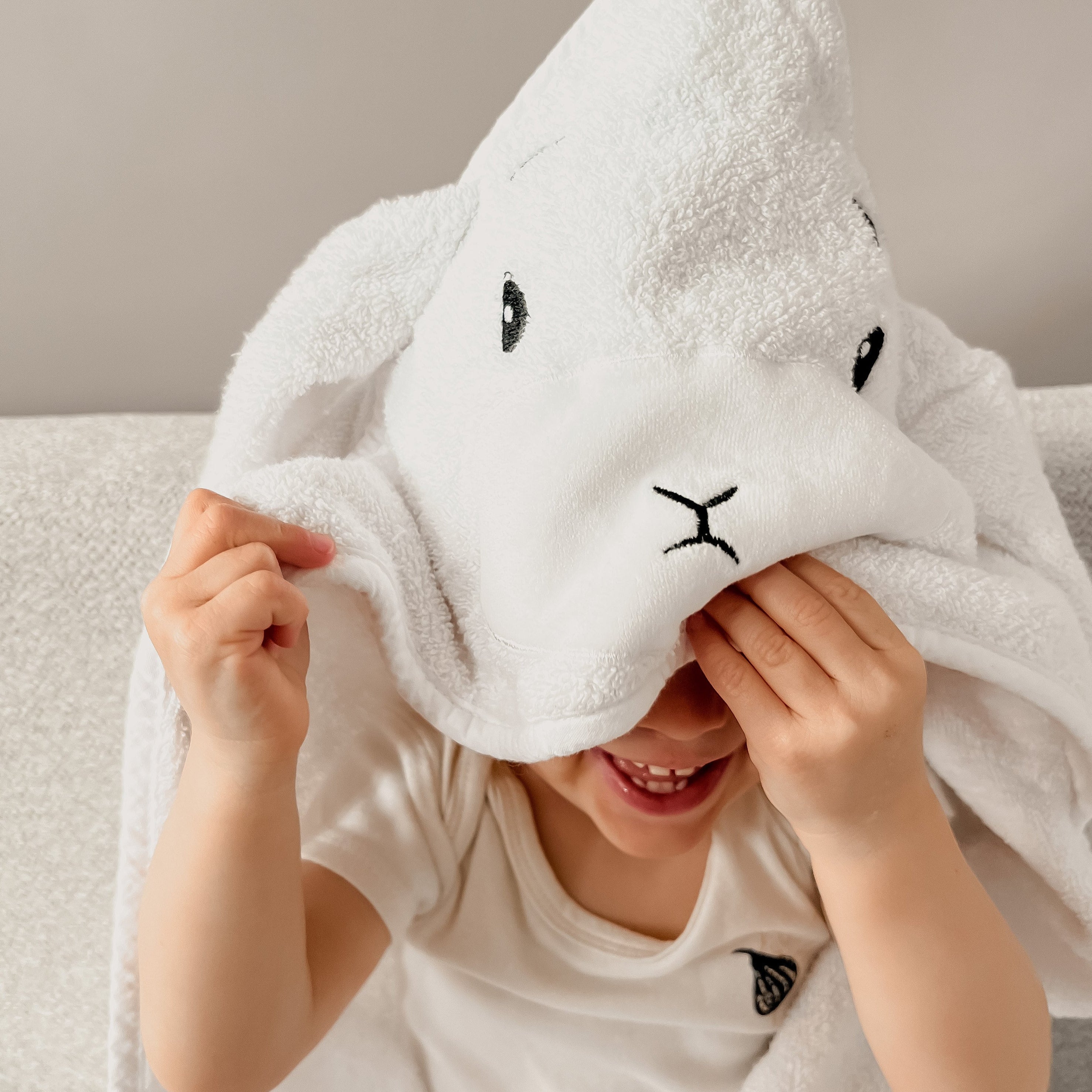 Effiki Kapuzenhandtuch mit Hasenohren weiß