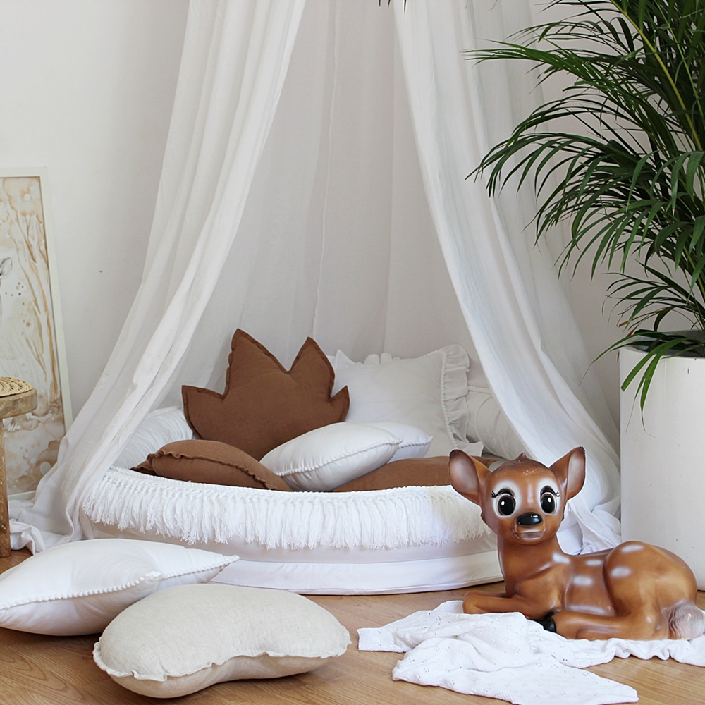 Juniornest Boho mit Fransen weiß mit Baldachin und Dekokissen von Cotton & sweets