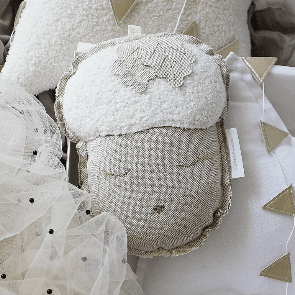 Mobile Eichelnuss aus Leinen natur