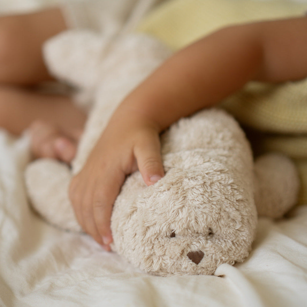 Moonie Robbe sand gekuschelt