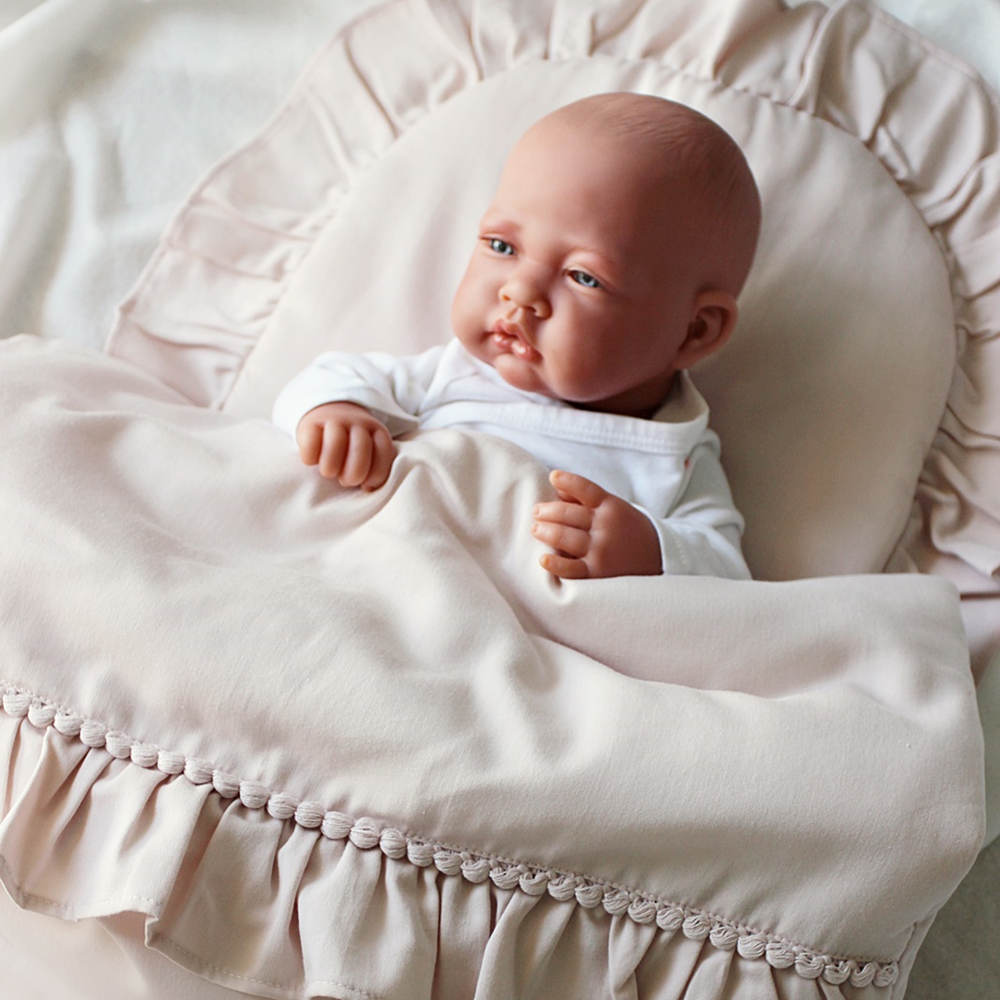 Baby mit Newborn Babybettwäsche Boho mit Rüsche in Puderrosa