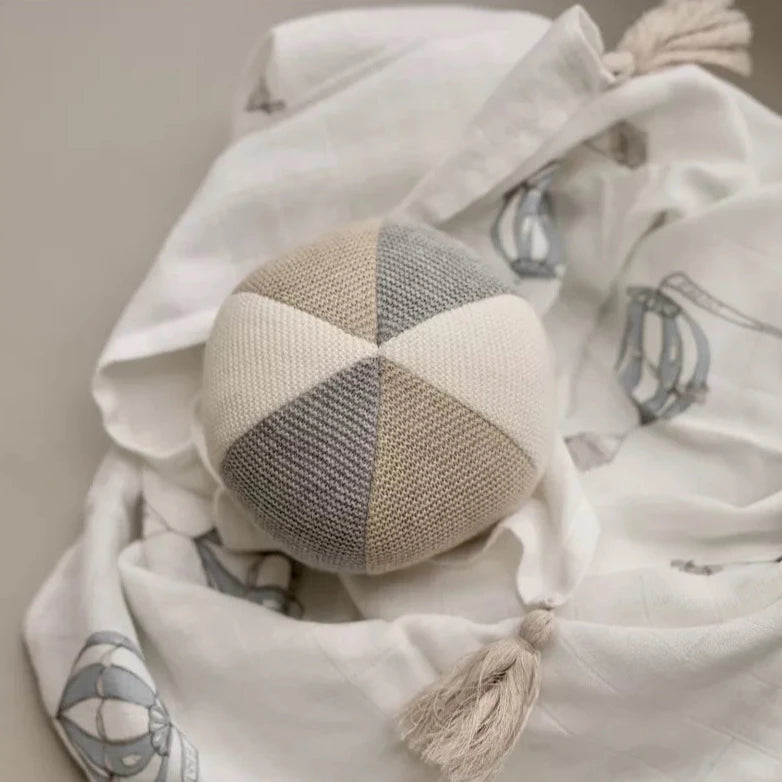 Baby Rassel Ball in grau creme beige aus zertifizierter Bio Baumwolle 