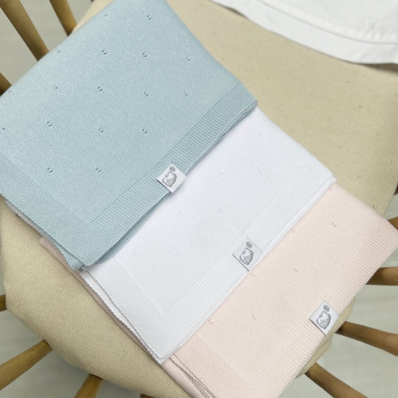 Baby Decken Strickdecken in blau, weiß und rosa von Poetree Kids