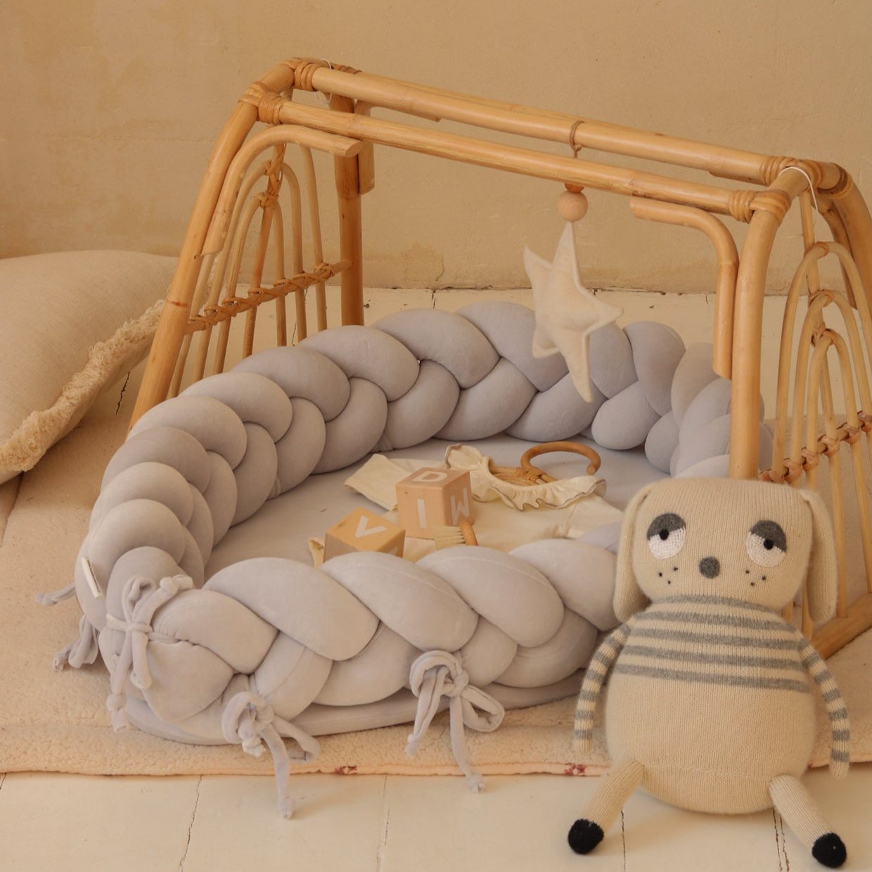 2 in 1 Babynest & Bettschlange Samt hellgrau