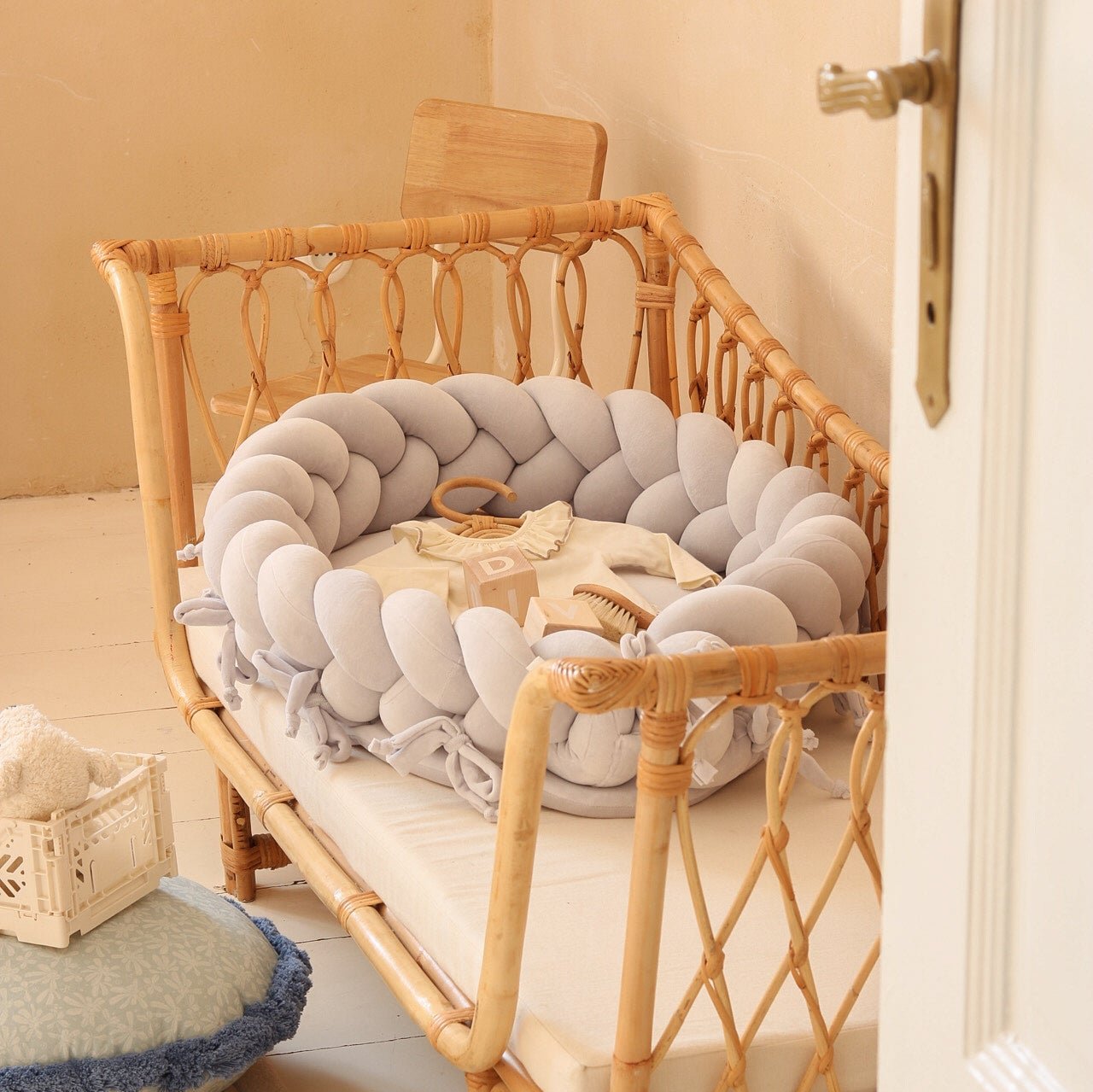 2 in 1 Babynest & Bettschlange Samt hellgrau