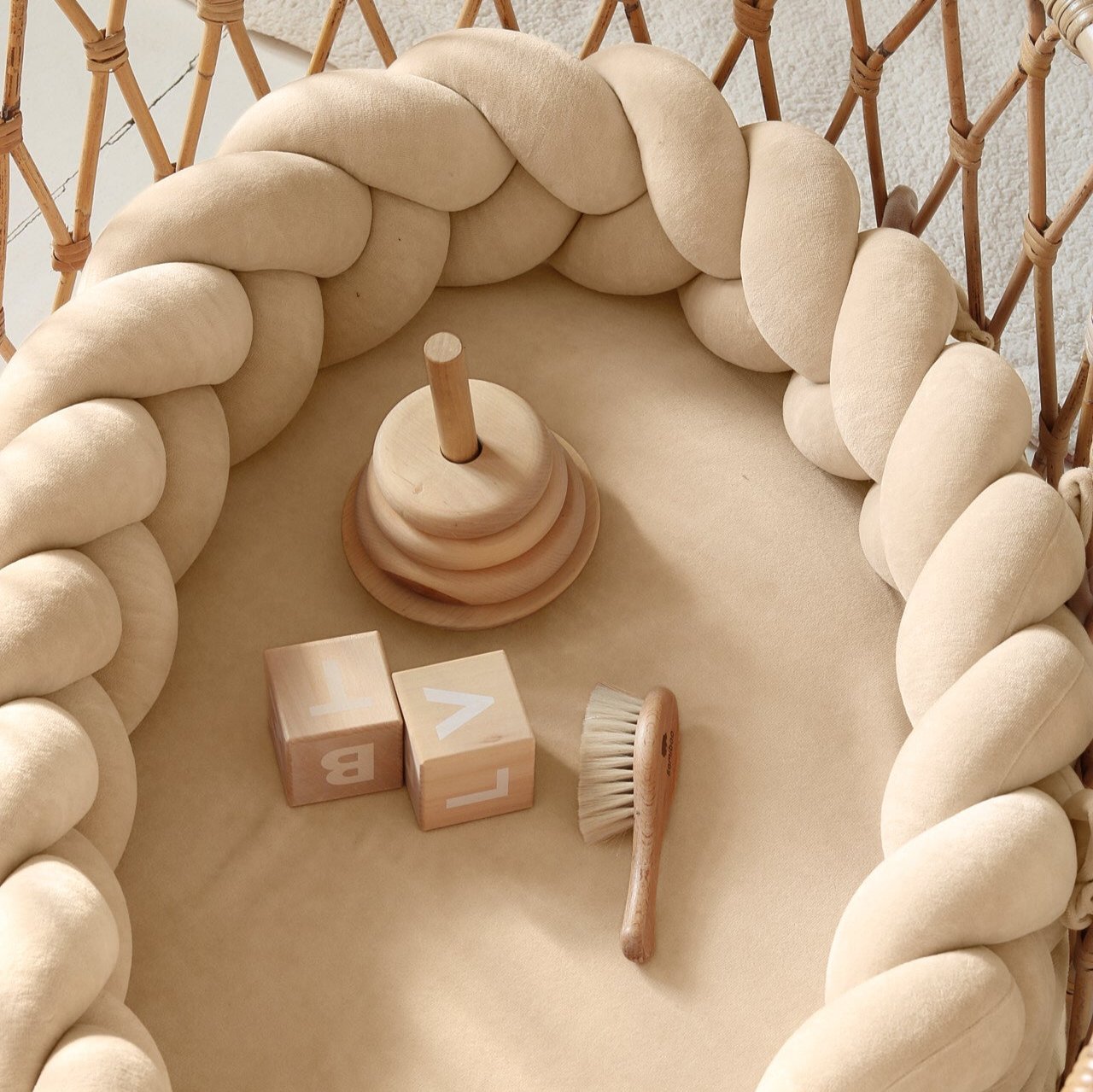 2 in 1 Babynest & Bettschlange Samt vanille