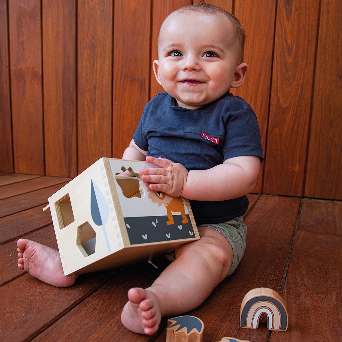 Baby spielt mit dem Sorterbox Footprint von Tryco