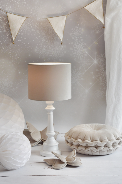 Tischlampe Velvet Samt beige fürs Kinderzimmer mit Holzfuß natur - Kinderzimmer Beleuchtung bei harmony ambiente online kaufen
