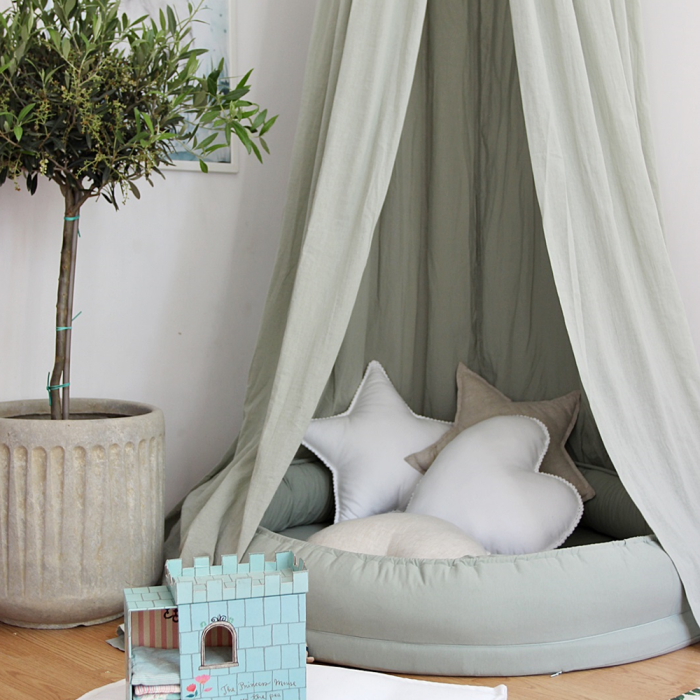 Baldachin Soft aus Baumwolle in sage green von Cotton & Sweets mit JUniornest und Dekokissen