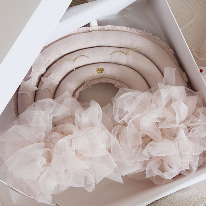 Cotton & Sweets Baby Mobile Regenbogen puderrosa in Geschenkbox