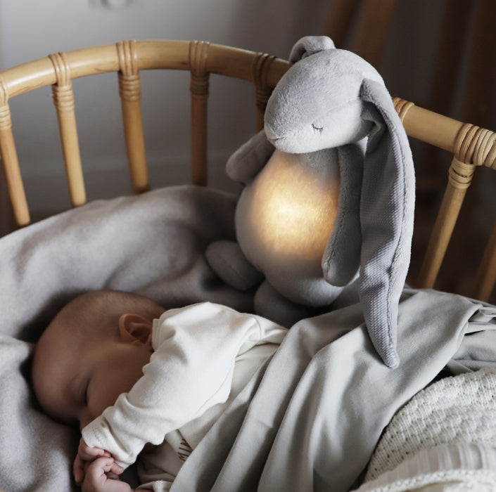Moonie Hase silver mit Nachtlicht & rosa Rauschen - harmony ambiente