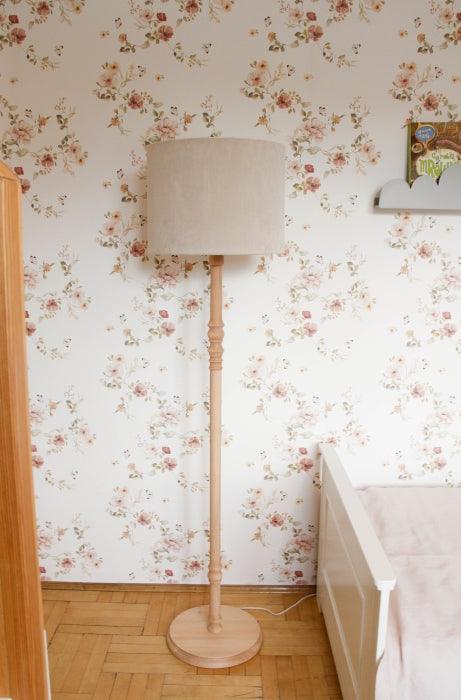 Stehlampe Velvet Samt beige fürs Kinderzimmer mit Holzfuß natur - Kinderzimmer Beleuchtung bei harmony ambiente online kaufen