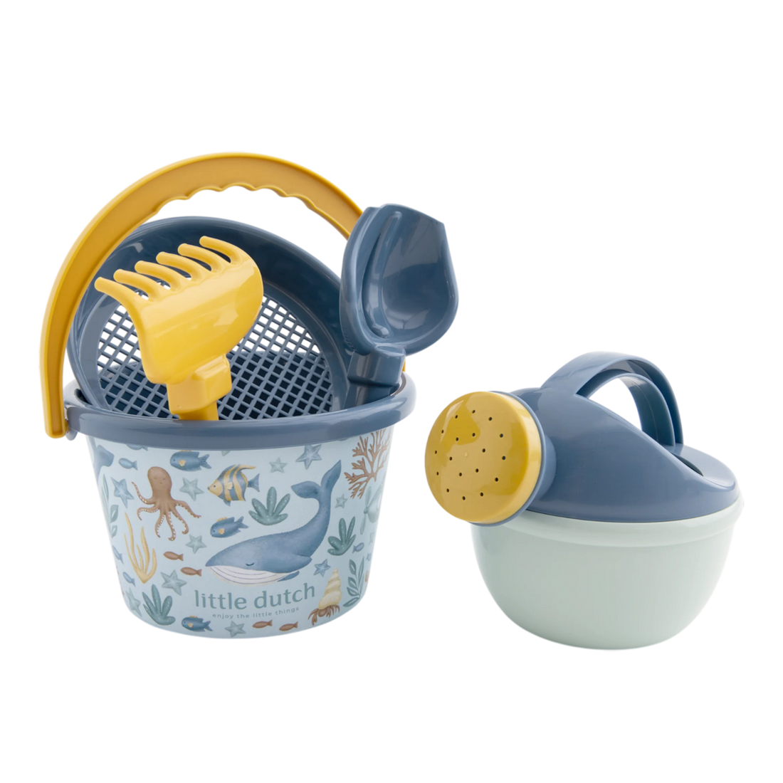 Strand Set Ocean Blue von Little Dutch bestehend aus: Sieb, Schaufel, Rechen, Gießkanne, Eimer.