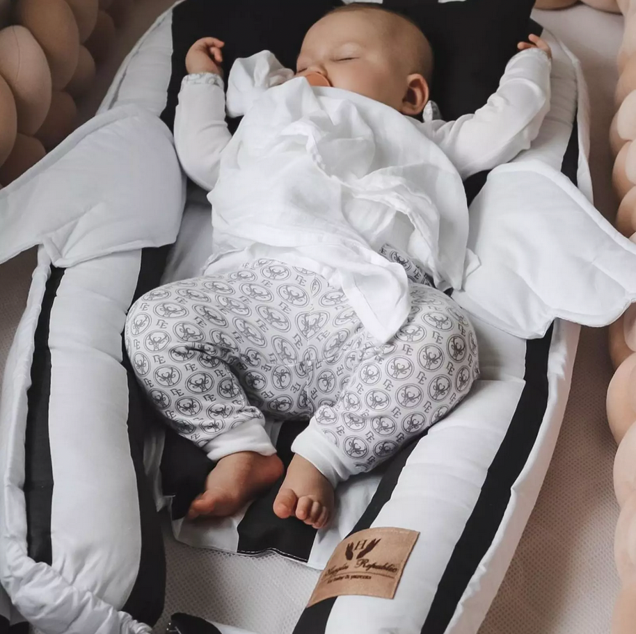 Schlafendes Baby in Baby Hose ohne Füße mit Logo von Dear Eco