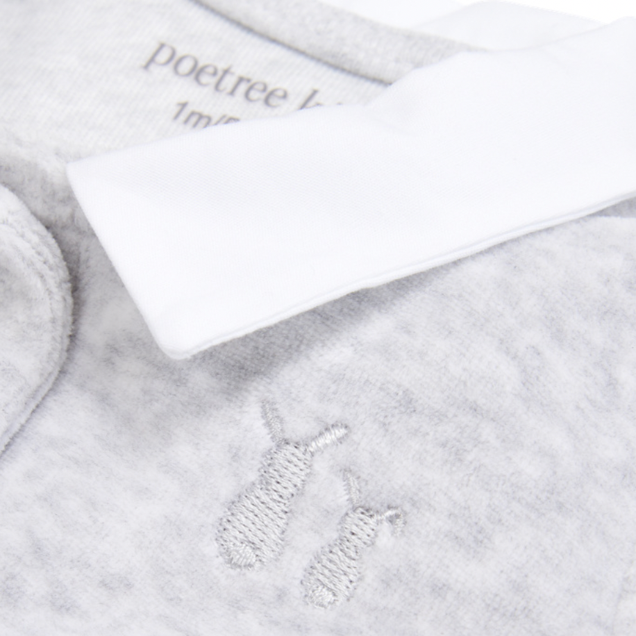Baby Strampler aus Samt in hellgrau mit weißem Kragen für Jungen von Poetree Kids - Details