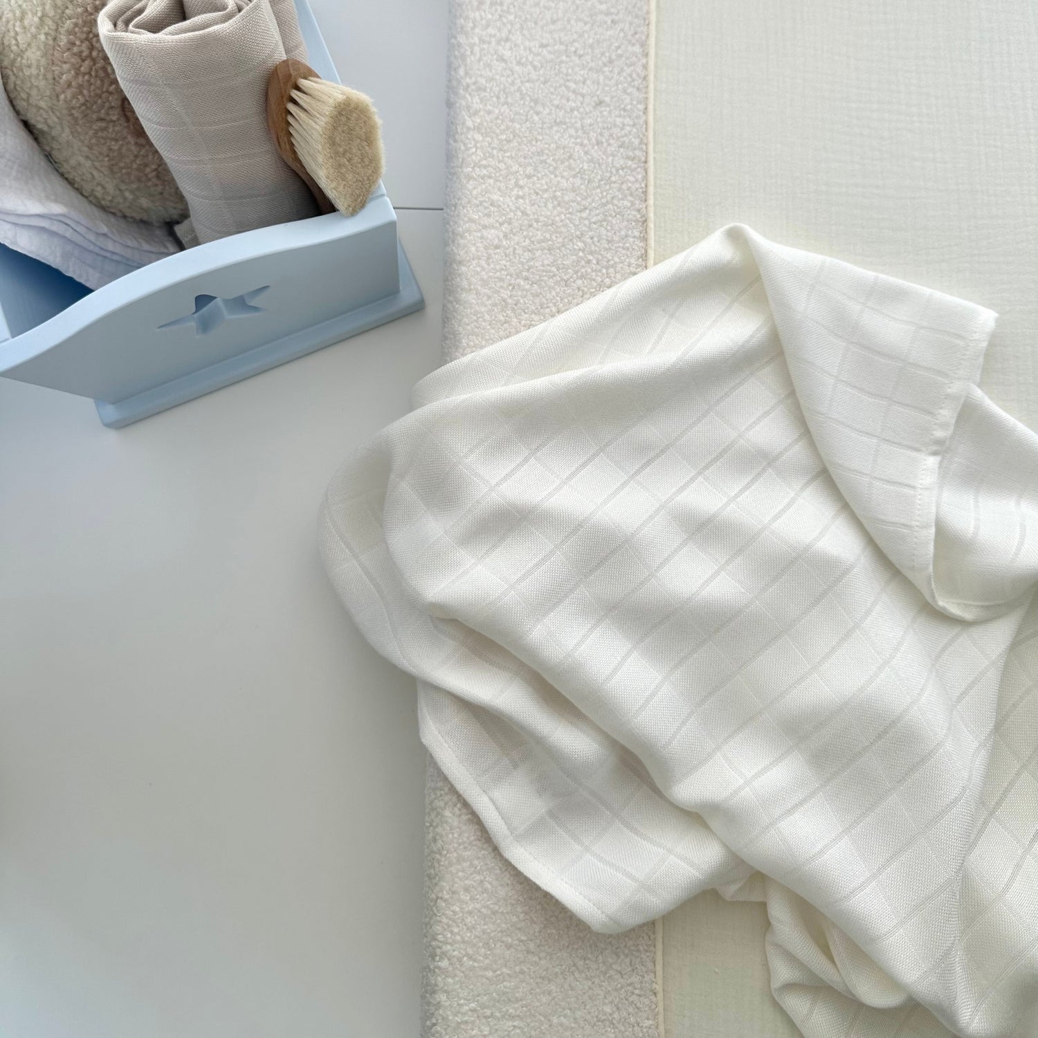 Baby Pucktuch Swaddle off white aus Bambus von Lui e Lei Interiors