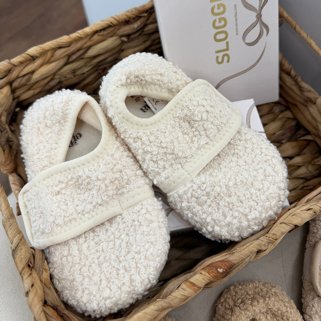 Kinder-Hausschuhe Slogges vanilla mit Klettverschluss und Antirutschsohle